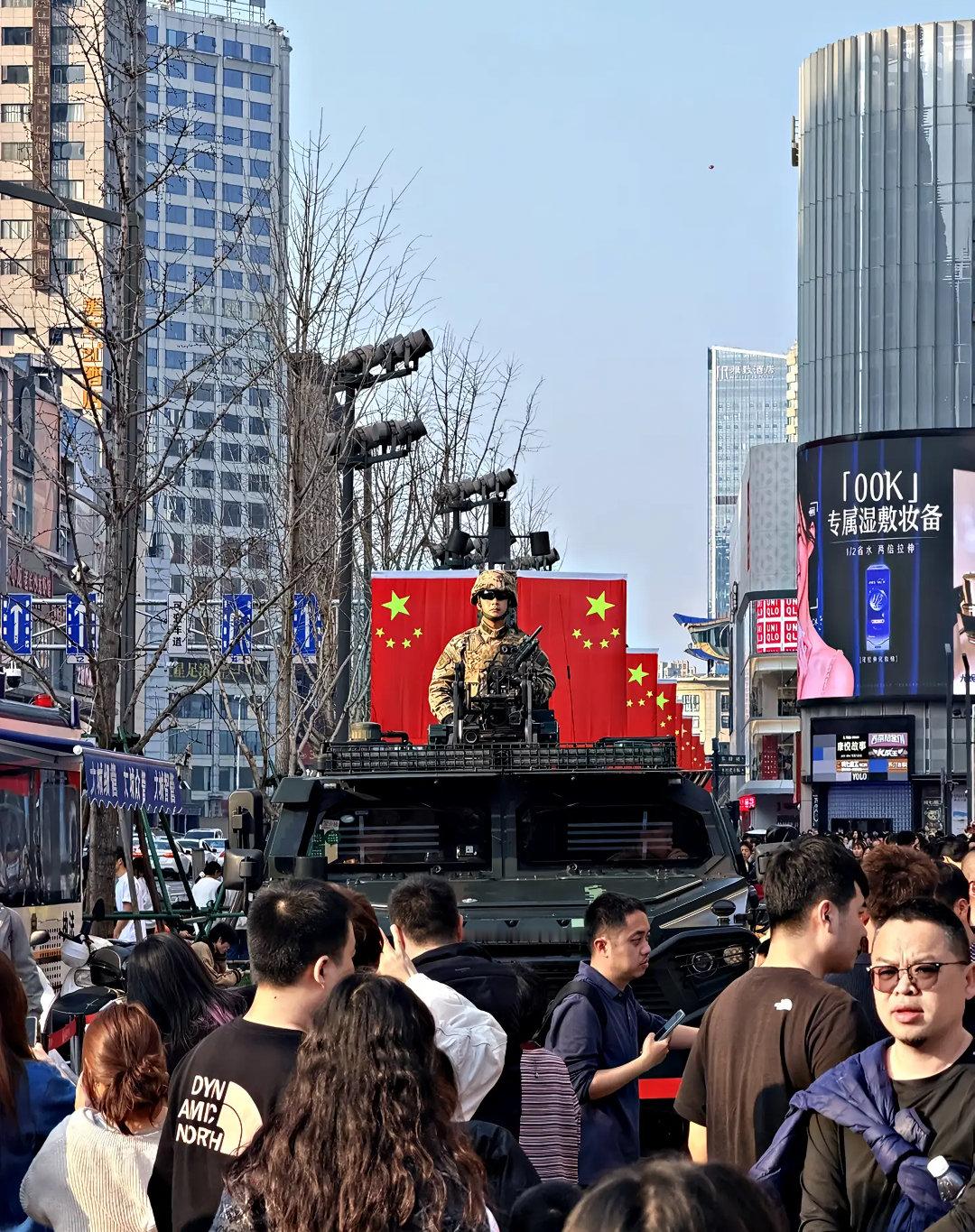 两张国泰民安具象化照片。 