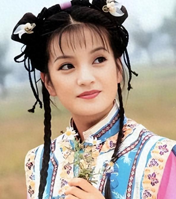 赵薇曾凭借《还珠格格》中的小燕子红遍大江南北，成为家喻户晓的演员。然而，随着感情