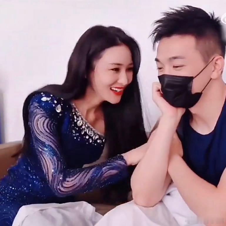 何捷探班张馨予何捷去探班张馨予还专门买了蛋糕 何捷去探班张馨予还专门买了蛋糕，哇