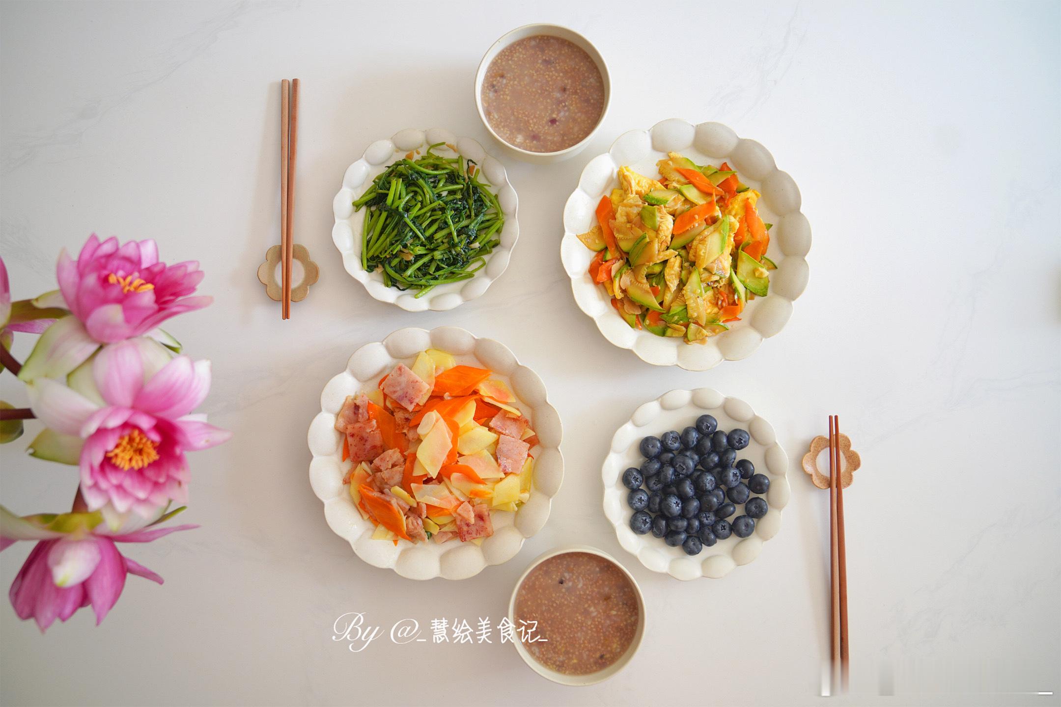 恰晚饭~西葫芦炒鸡蛋、土豆胡萝卜炒焖子、蒜蓉蒿子秆、杂粮粥、蓝莓、西瓜🍉 #好