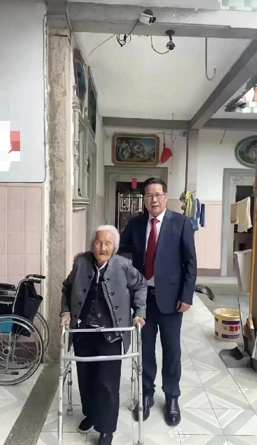 不管你在外面是多大的领导，多大的老板，回到家永远是妈妈的乖儿子！