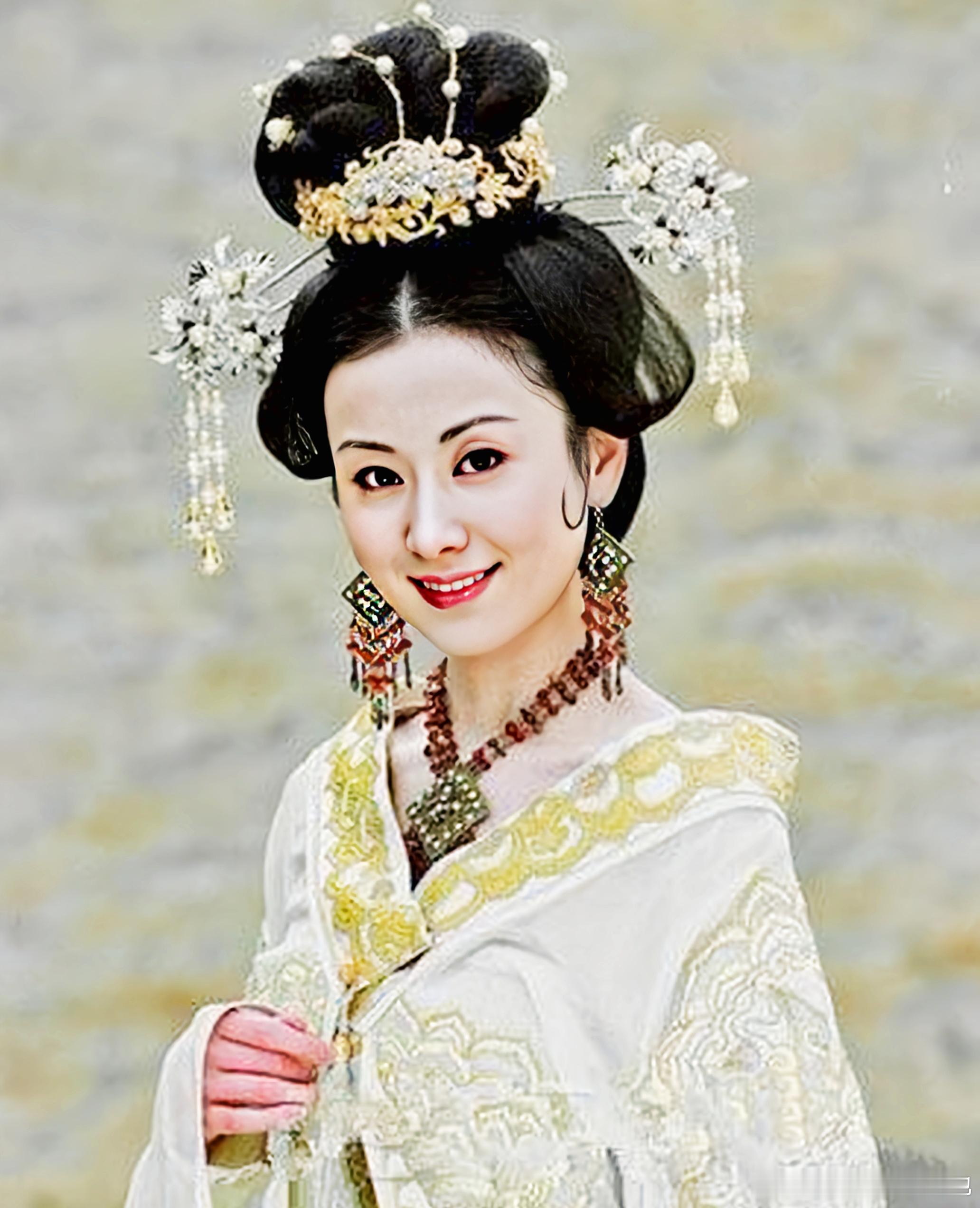 历史 北齐皇后穆黄花，本是来历模糊的私生女。其生母轻霄身为婢女，与人私通生下了她