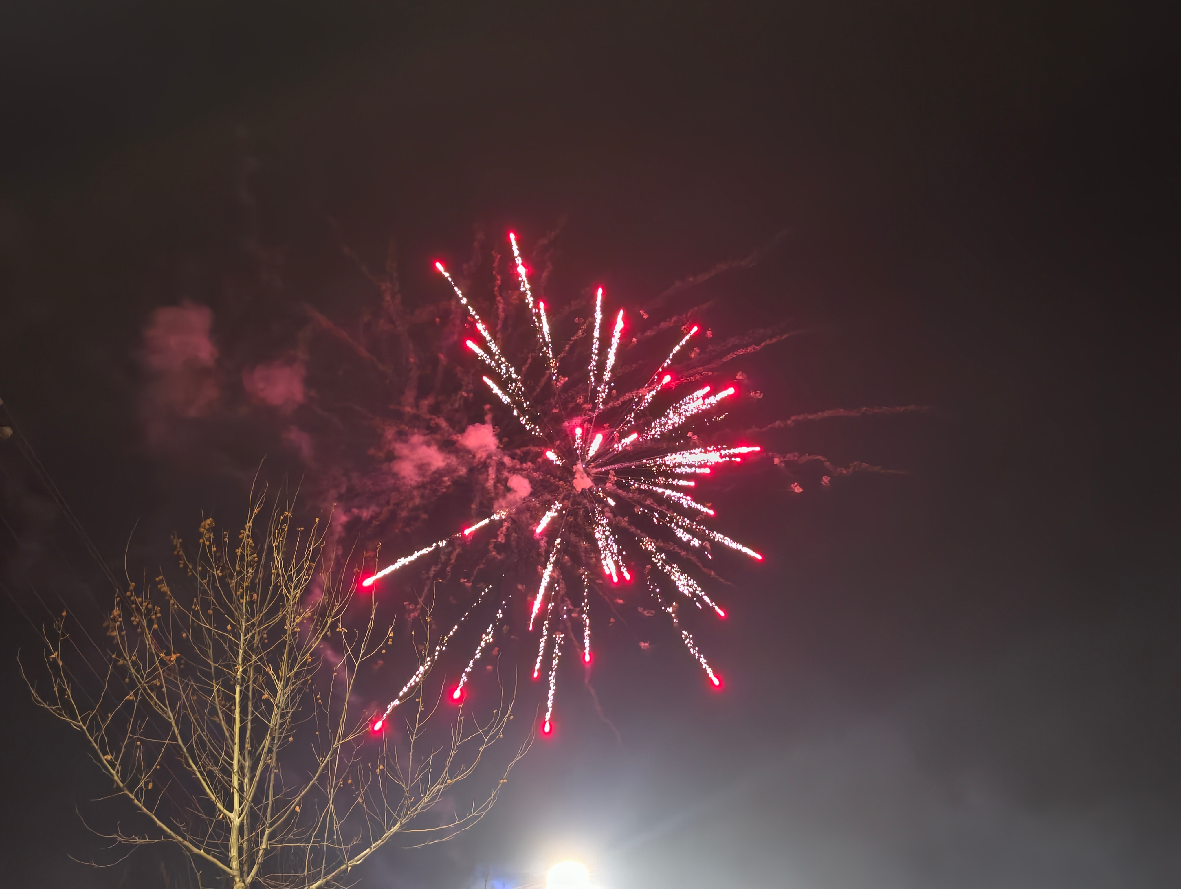 带上一家老小驱车前往可放烟花区感受一下元宵节的氛围总是要生活的