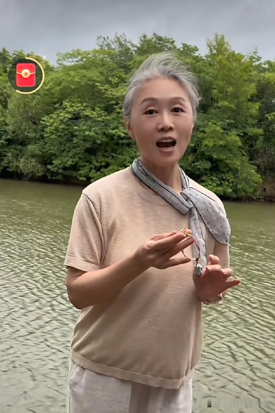昨天是一年一度的端午节，黄梅名家吴琼在公园为大家唱了一曲黄梅戏巜年年端午年年春》