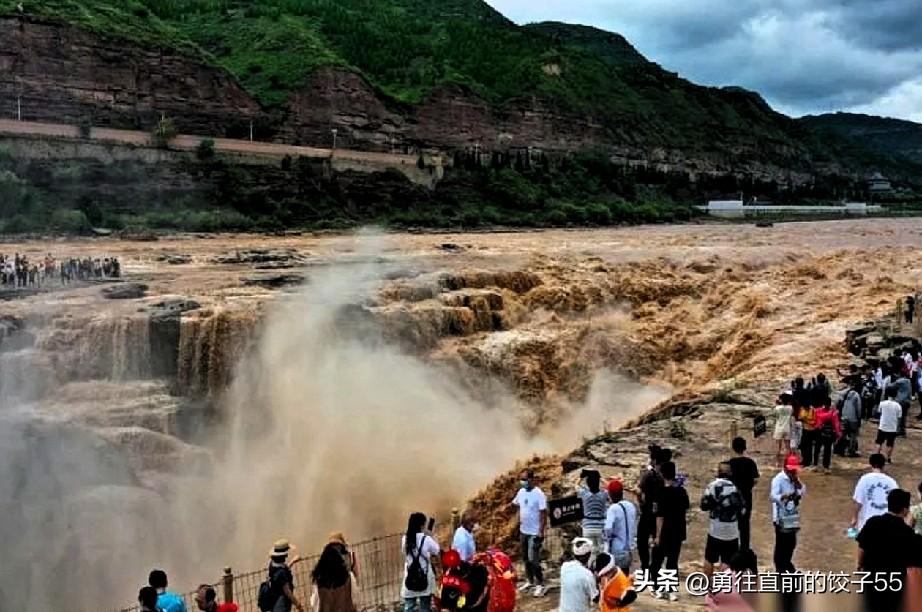 壶口瀑布100元门票引发争议，江西庐山从3月起免门票，浙江衢州更是永久取消十几个