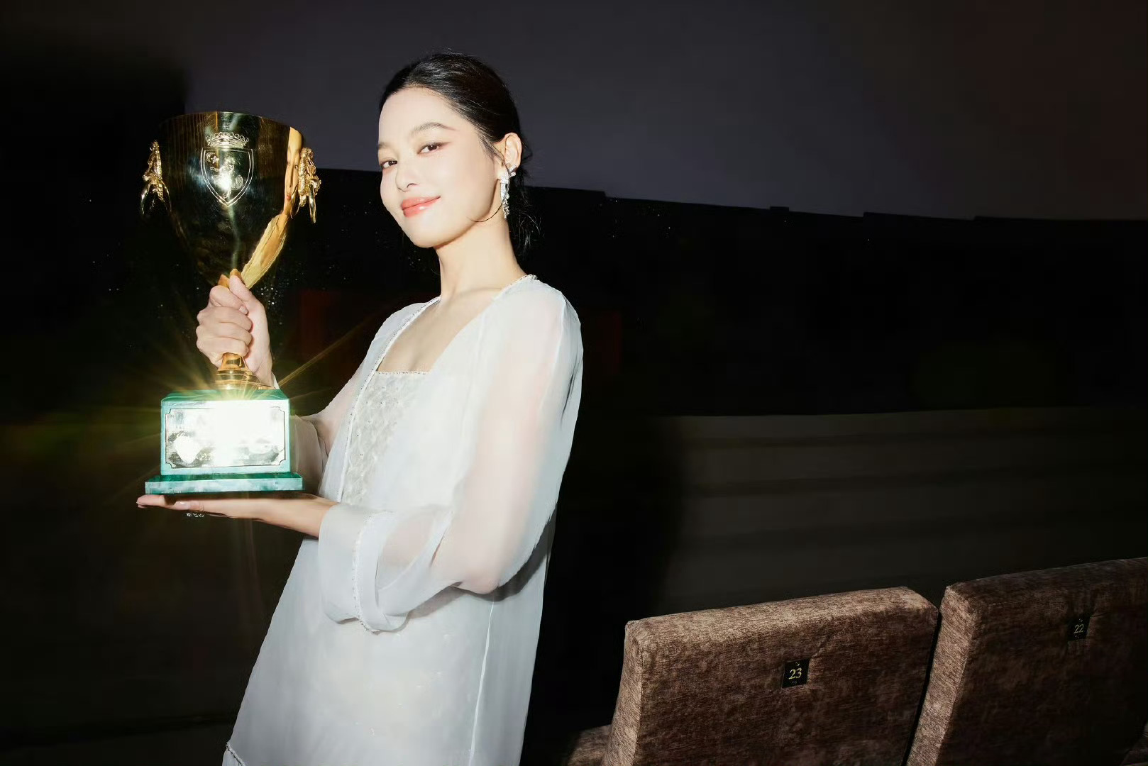 在娱乐圈这个巨大的名利场上，辛芷蕾好像手撕剧本的大女主，好喜欢看影后举着奖杯🏆