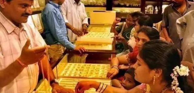 “印度想把自己存在美国的黄金运回家，美国不让。可另一边，中国却用聪明的办法，把黄