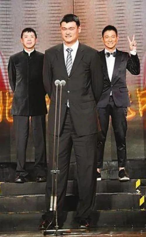 2011年10月11日，浙江宁波，导演冯小刚和偶像明星刘德华出席“第六届中国十佳