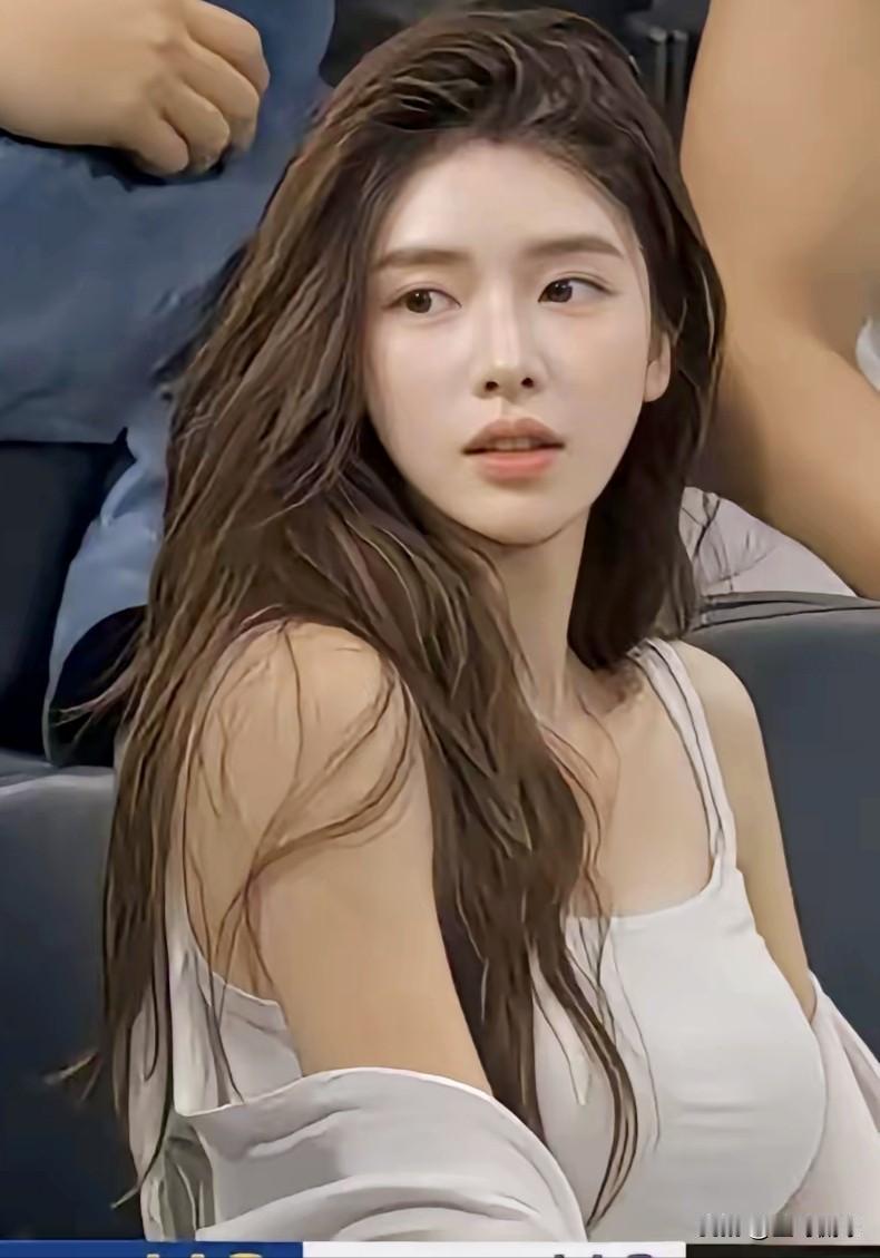 NBA季后赛赛场观众席，出现神秘的东方极品美女，助阵马刺晋级NBA总决赛，她精致