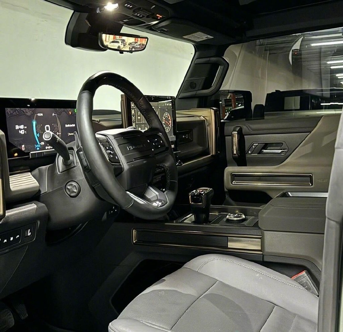 GMC 悍马EV SUV✅ 优点1.三电机版本综合功率高达830马力，扭矩经放大