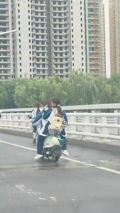 现在这青少年吸烟的真的是越来越多了，而且这其中女孩子比例也越来越高。
   学校