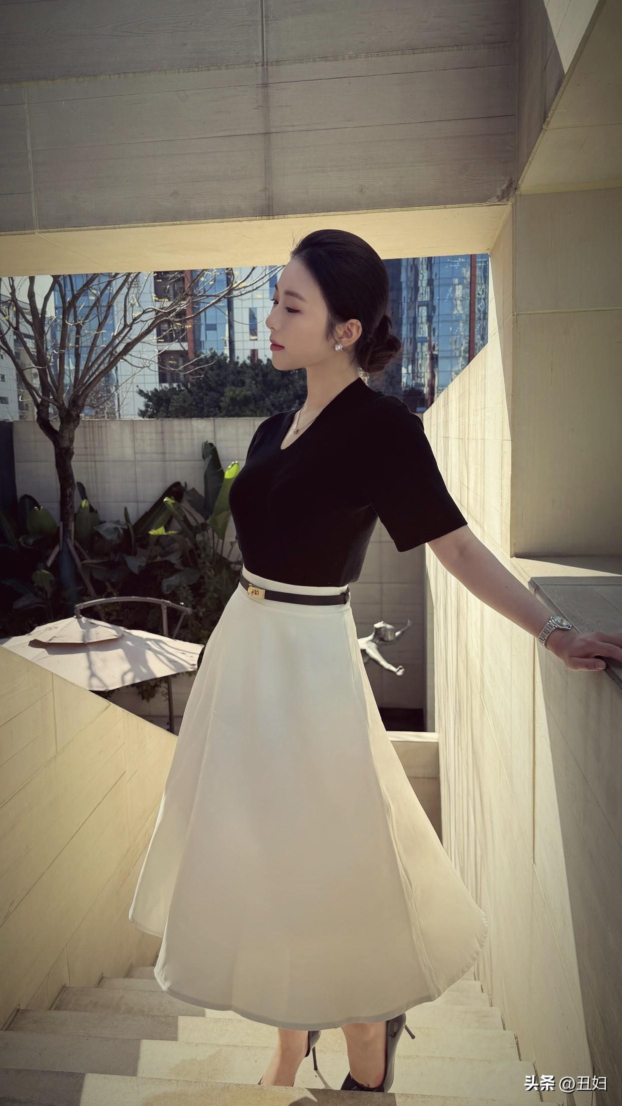 此外，体态也反映气质。身姿端正、腰背挺直、举止舒展的女人，即便衣着普通也有精气神