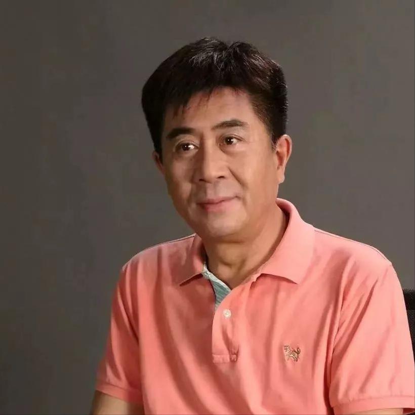主持人，问演员郭凯敏，你演了第一部爱情片，庐山恋，和张瑜搭档，当年你爱上张瑜了没