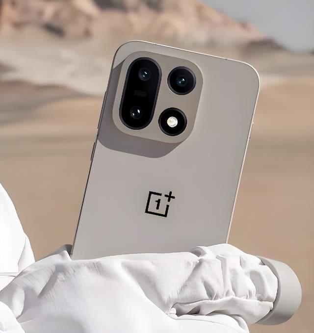 撕掉极客标签，赌一场新用户的接受度
聊起一加15，官方定位“超旗舰”没毛病，但别