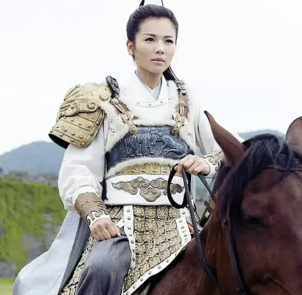 你们去看现在内娱古偶的女扮男装，一个个头包都巨大我都不知道为什么对头包那么执着 