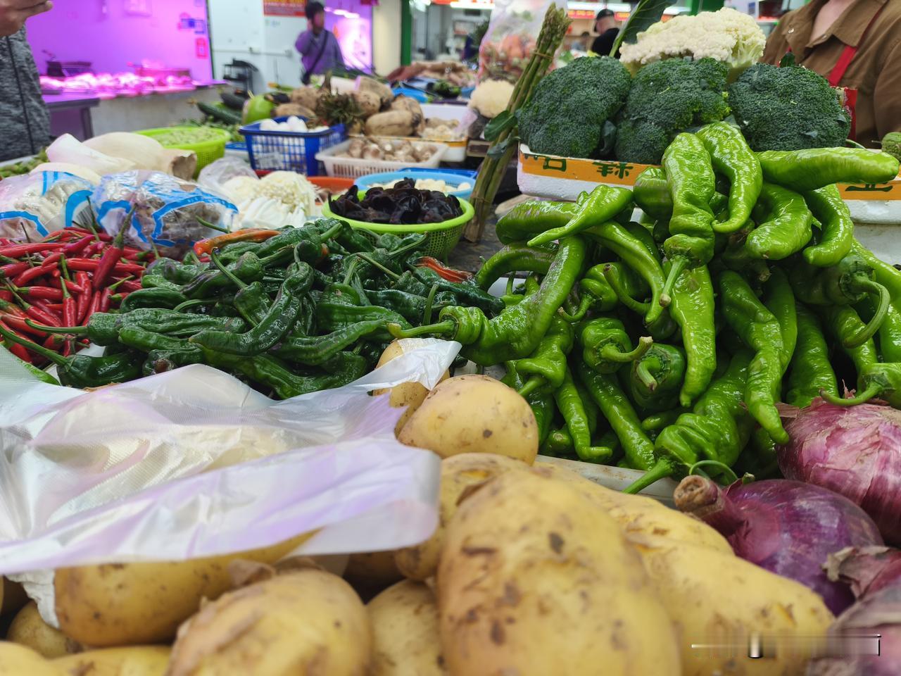 今天南京栖霞区菜市场菠菜卖到八块钱一斤，不知别地方菠菜卖多少钱