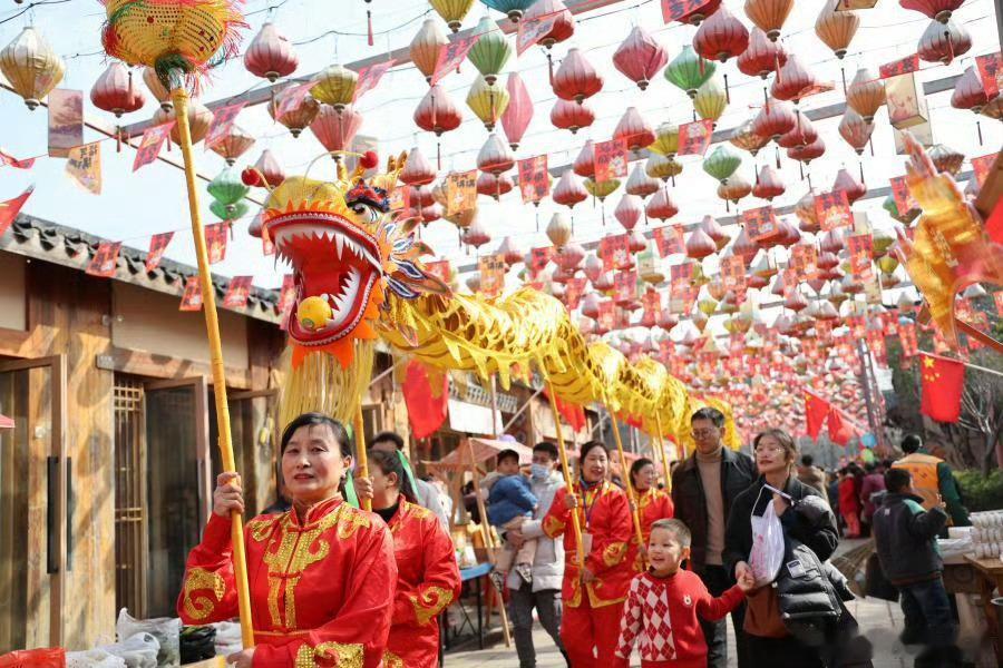 【逛市集、看巡游、品非遗肥东六家畈让新春年味看得见摸得着】2月1日，合肥市肥东县