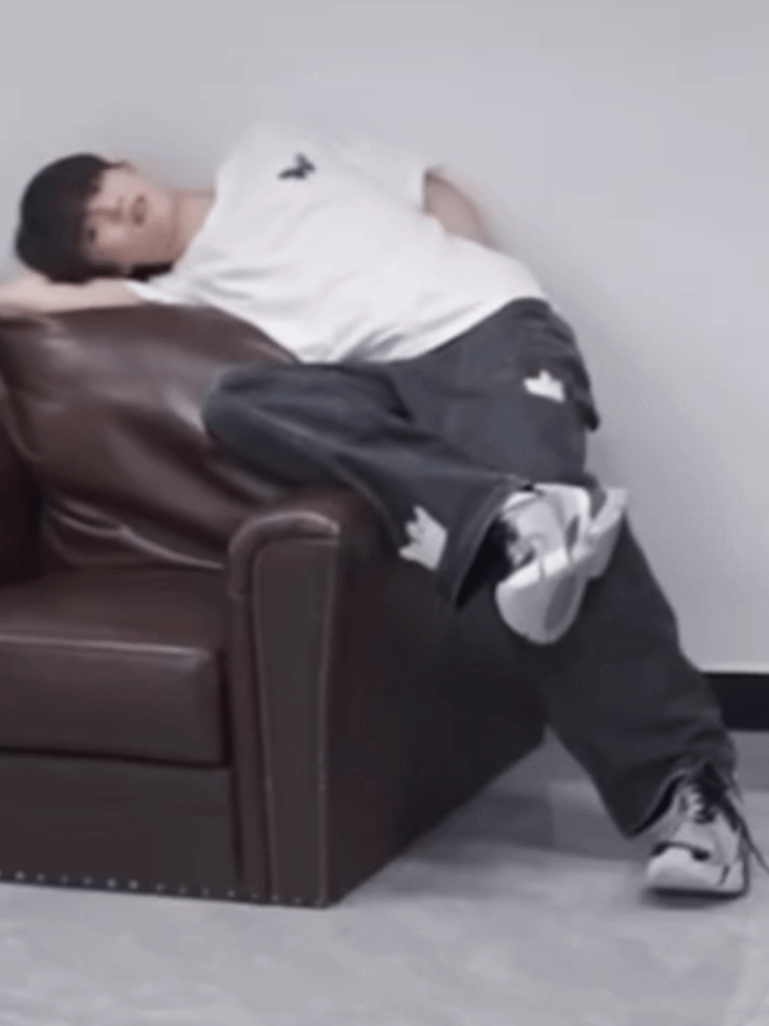 闺女你别躺这了这里躺着不舒服来妈咪怀里躺吧！ 