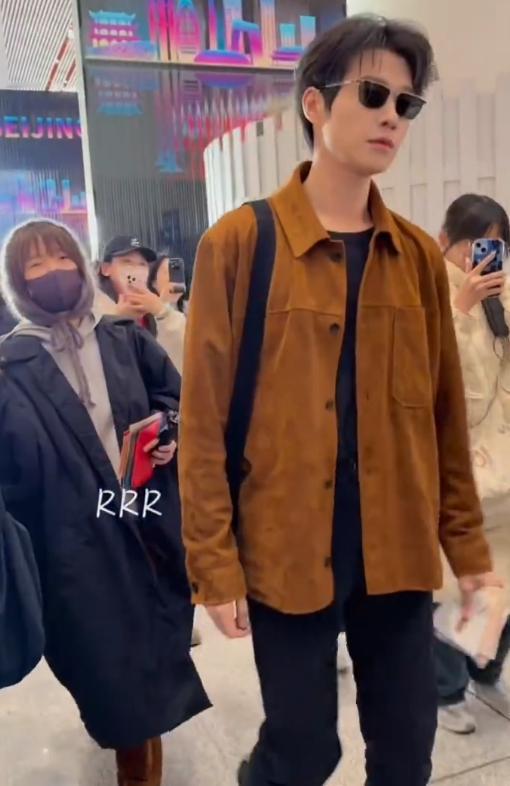魏大勋巴黎时装周出发了魏大勋美拉德衬衫墨镜机场look 魏大勋巴黎时装周出发了，