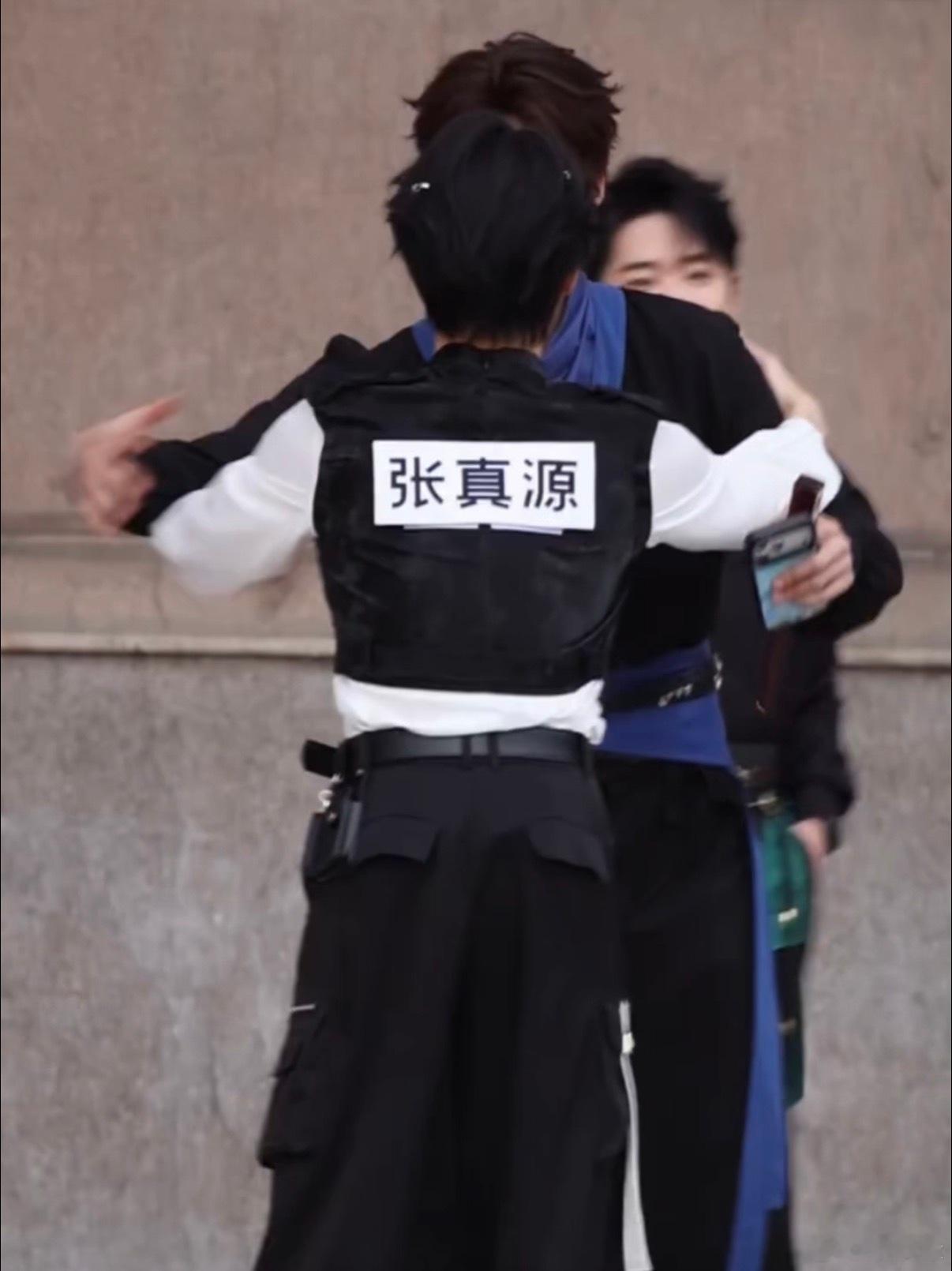 张真源教周柯宇撕名牌 张真源教撕名牌好带感！拉住周柯宇就开启教学模式，动作干脆讲