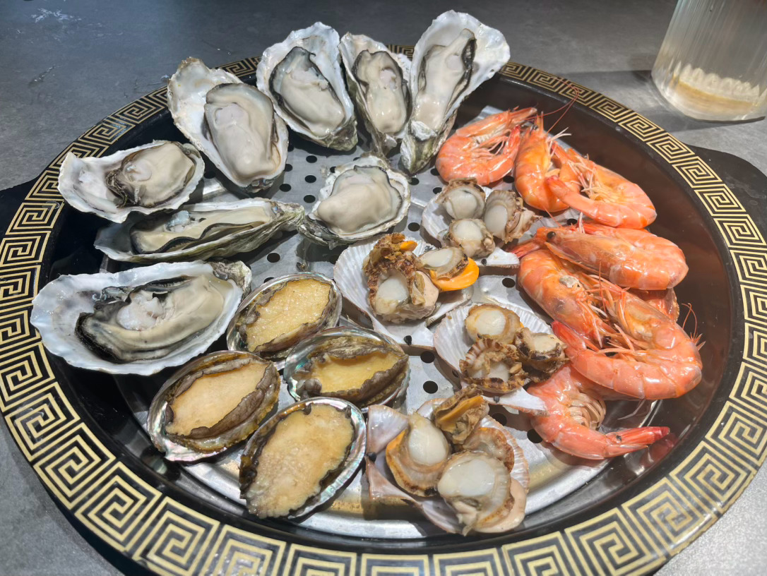 连来两天，两天都撑得要命……（还要打包）啊……昨天忘了拍花胶海参。管他的，嗝——
