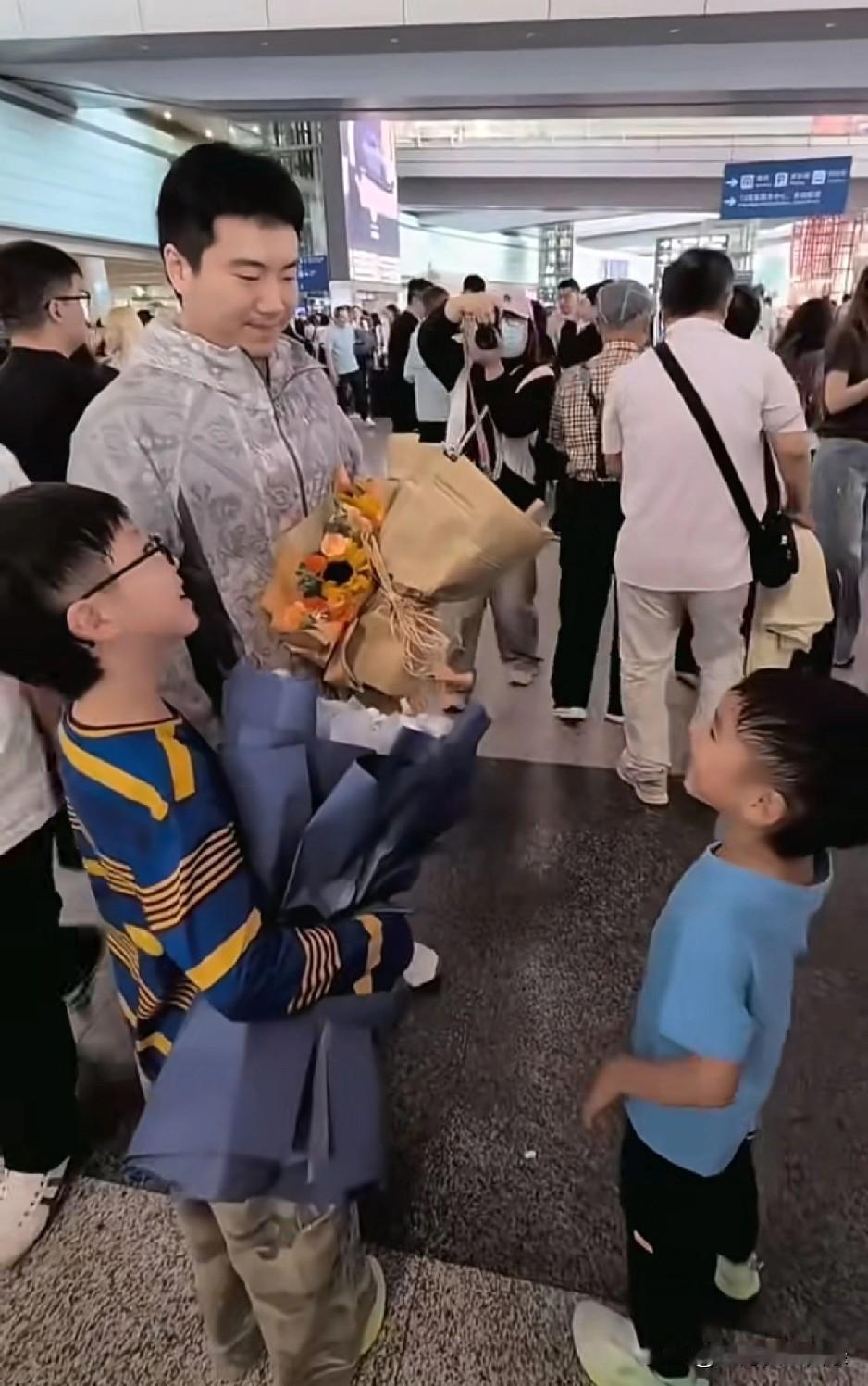 回京了！
莎莎自己走的VIP，
王晨策开奔驰接的楚钦。
马琳和梁靖昆的儿子都到机