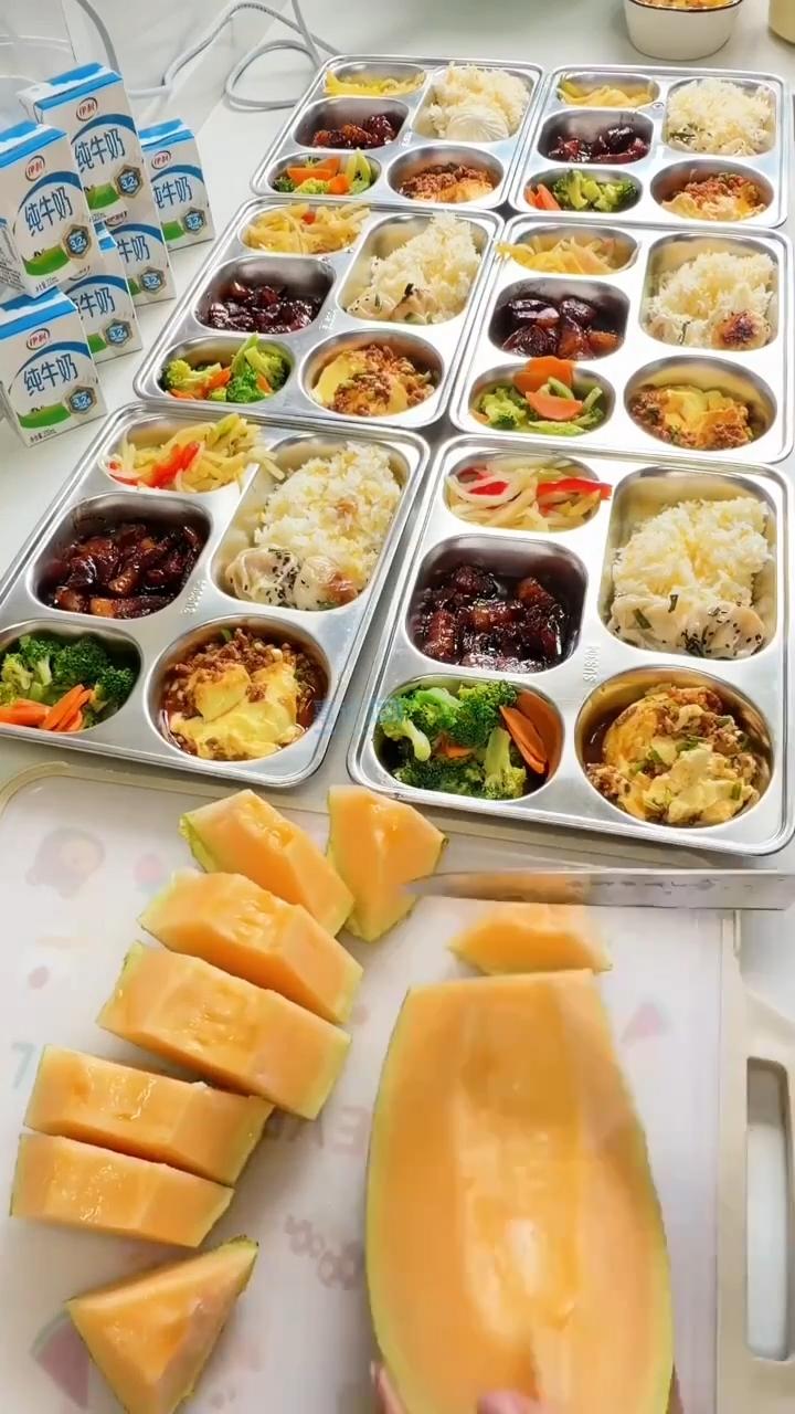 浙江海宁一暑托班午餐走红网络，肉沫蒸蛋、红烧肉、西兰花、土豆丝、生煎小包子加水果