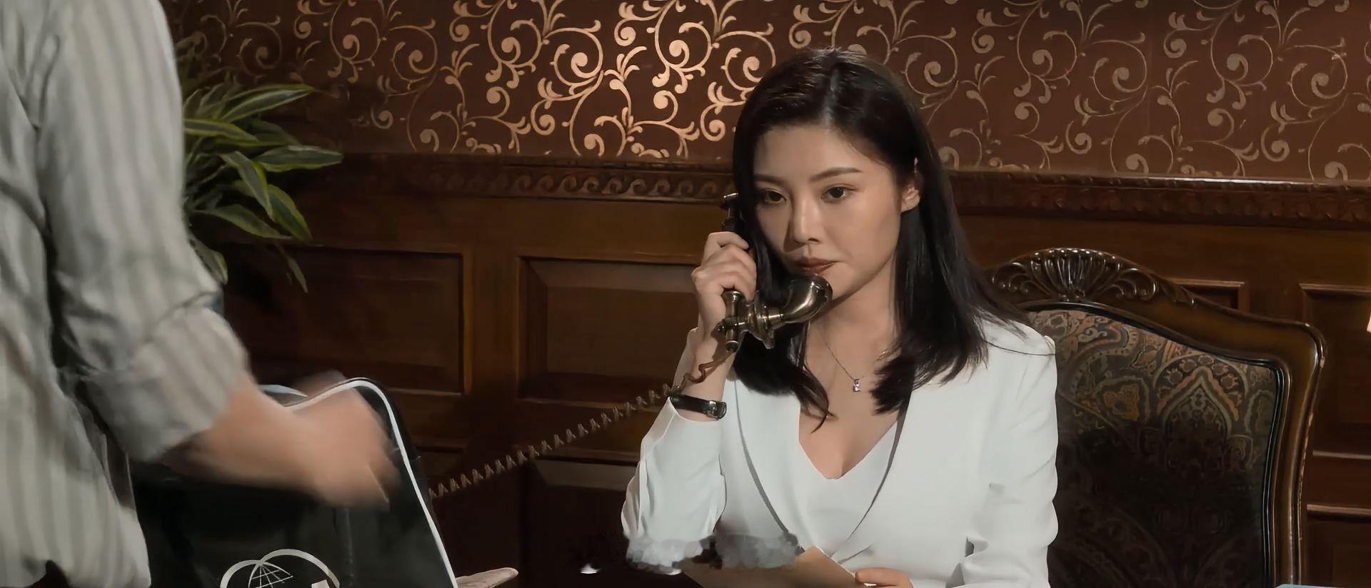 徐冬冬国庆筹备婚礼 徐冬冬国庆忙着备婚，试了好多套礼服都挺适合。刷到过她《余罪》