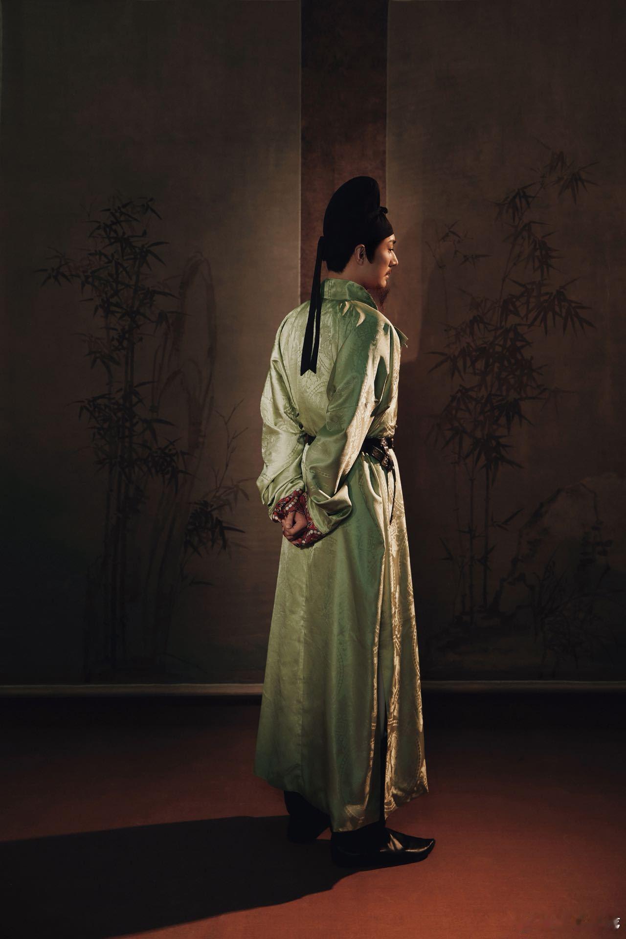 刘学义演的白居易 在刘学义的演绎下，白居易的灵魂仿佛被唤醒。细腻的情感和深沉的思