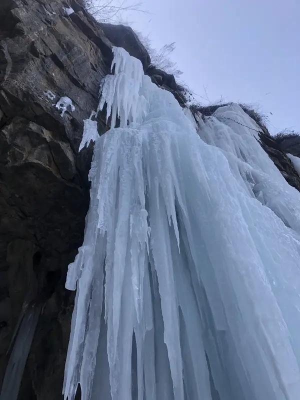 上联：晨钟暮鼓千年寺，下联邀对。悬崖峭壁百丈冰。