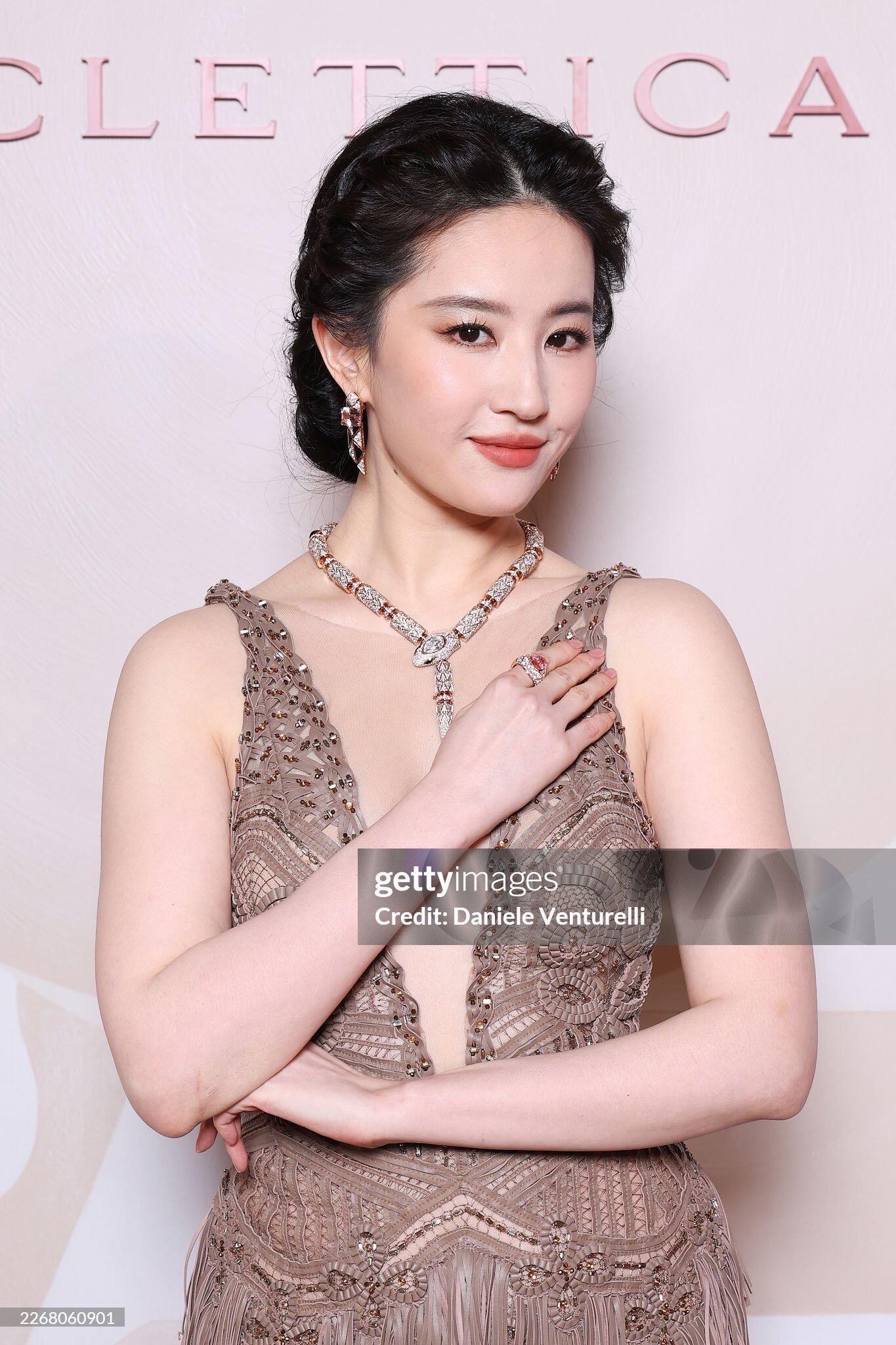 刘亦菲安妮海瑟薇世纪神图宝格丽女王的G社生图来咯||单人照  刘亦菲