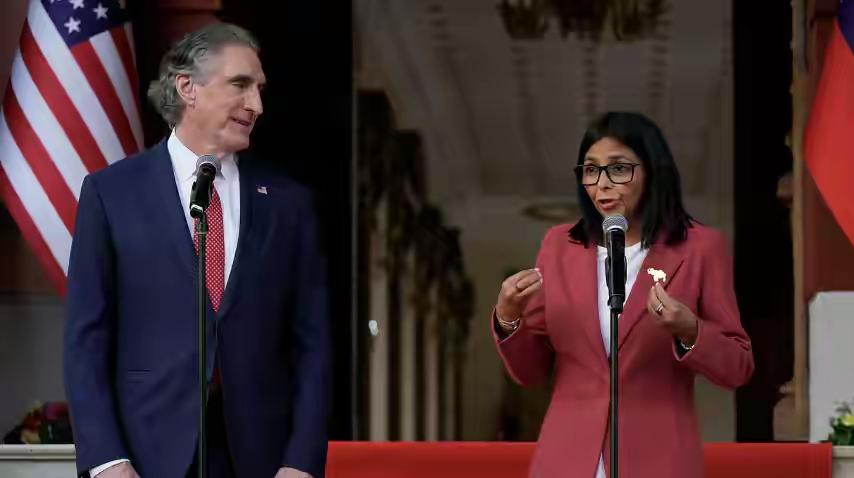 然后就是哥伦比亚总统，去华盛顿朝圣。然后就是巴拿马政府强行收回中国企业运营的港口