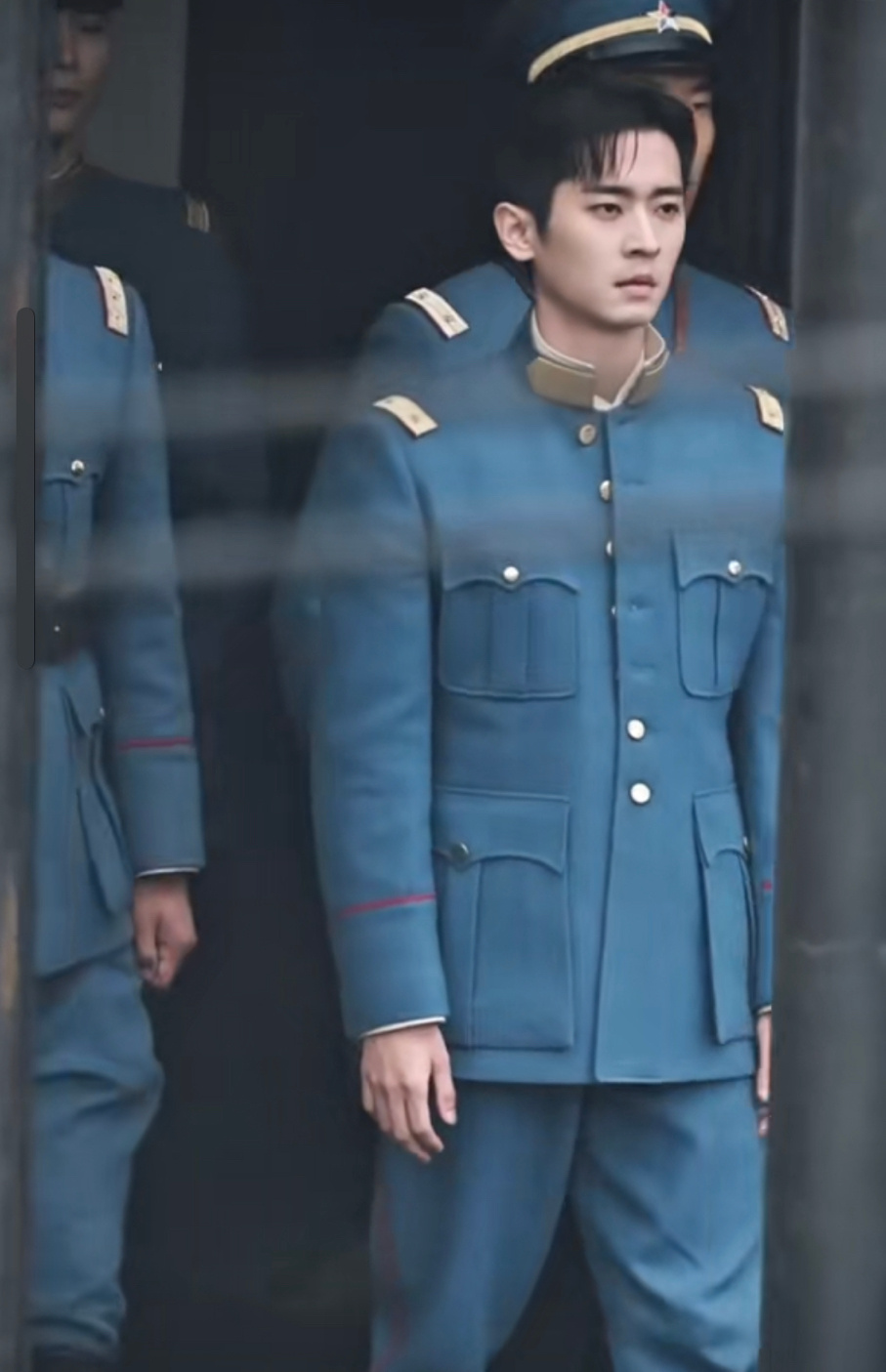 丞磊《玉簟秋》虞昶轩路透，当着爹的面被人压走了，表情明显不服！ 