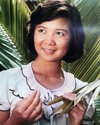 1973年，小学四年级的她就被导演谢铁骊选中，出演了《海霞》里的童年海霞，198