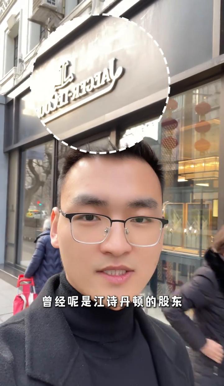 积家不靠logo赚钱，靠的是机芯里藏的本事。
一百二十多款机芯，自己造，还帮江诗