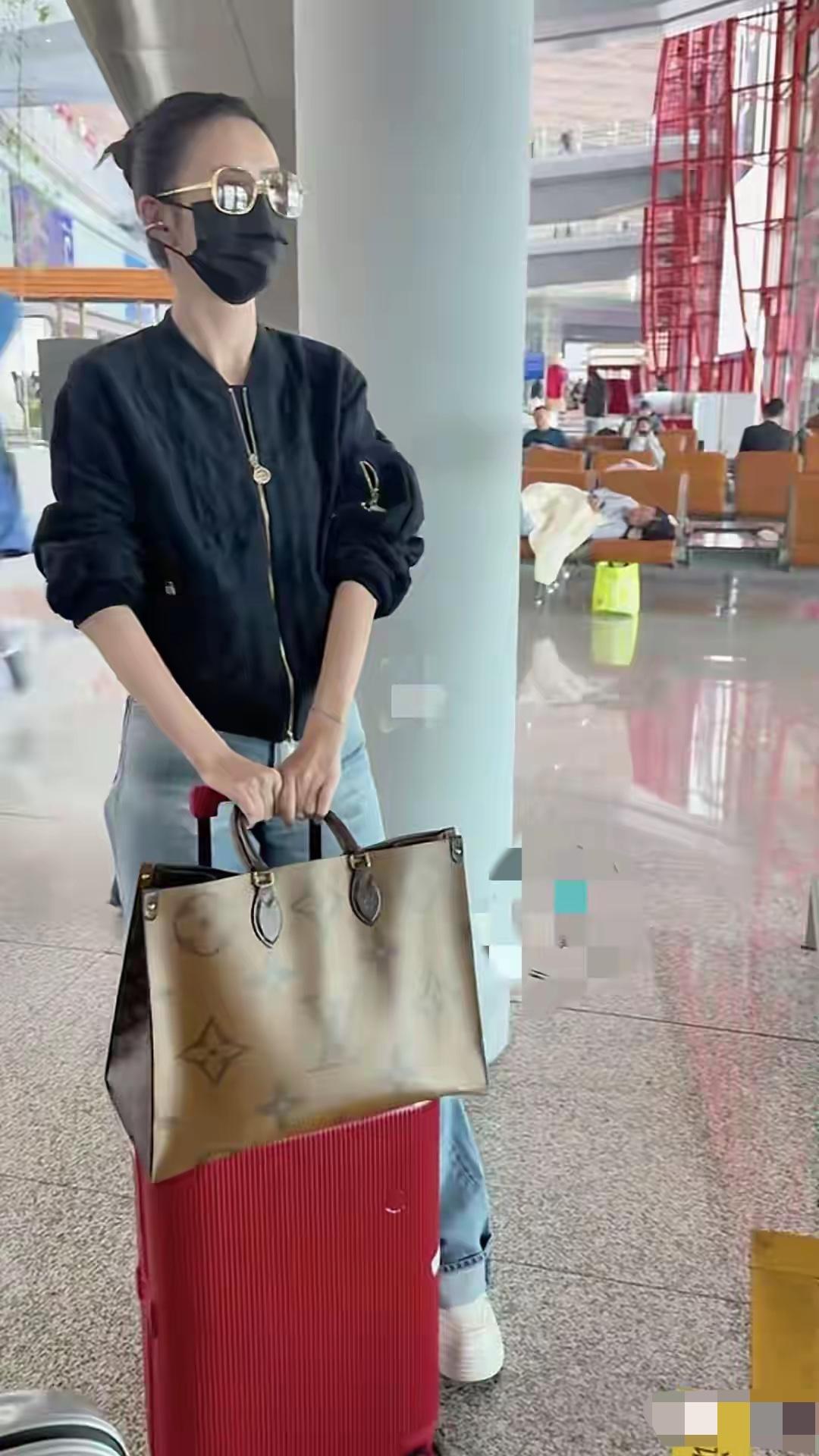 佟丽娅戴上口罩和眼镜还是这么漂亮