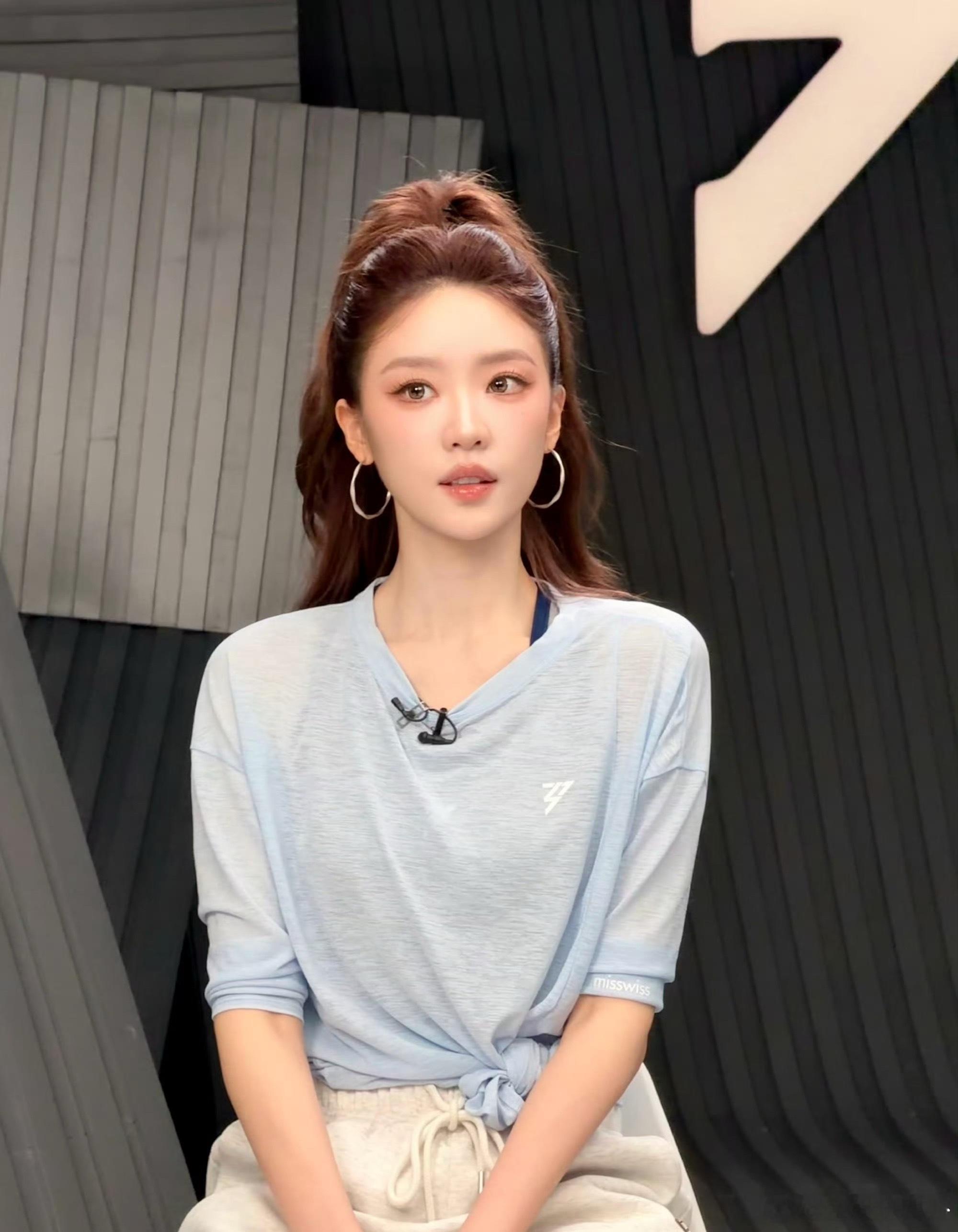 从林有有到乘风队长张月演员张月终于被人看见了九年女团梦，一朝乘风圆；她让我们知道