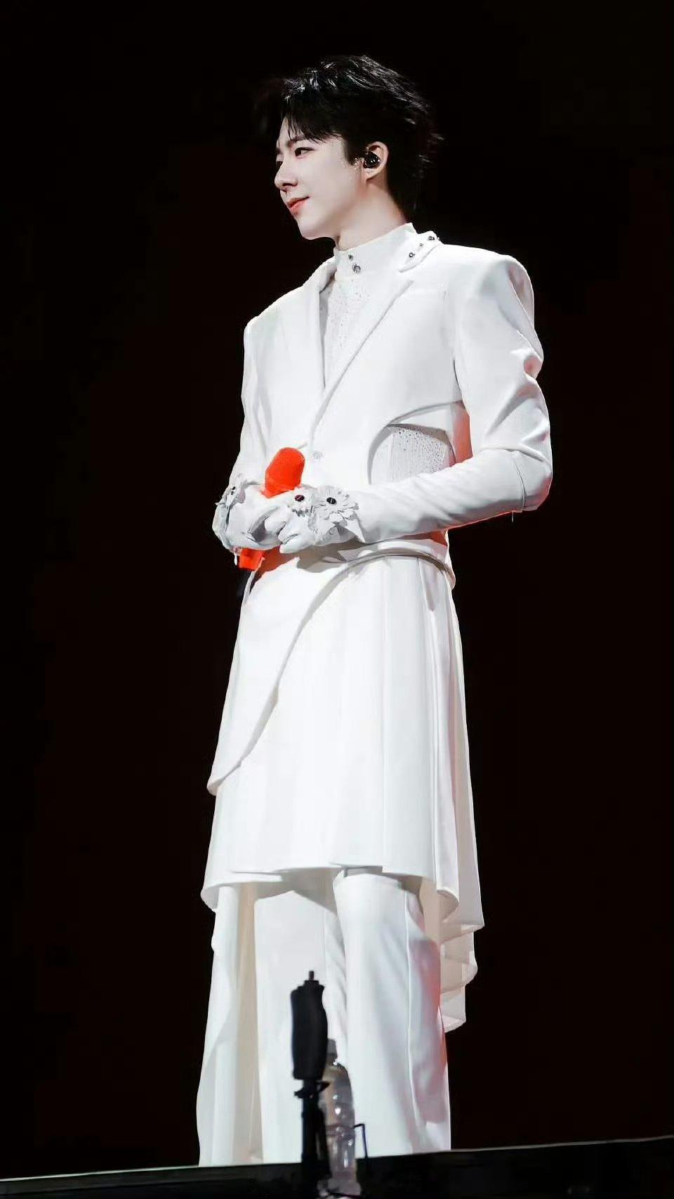 刘宇宁耳返炸到耳朵啦全是白马王子吧！ 