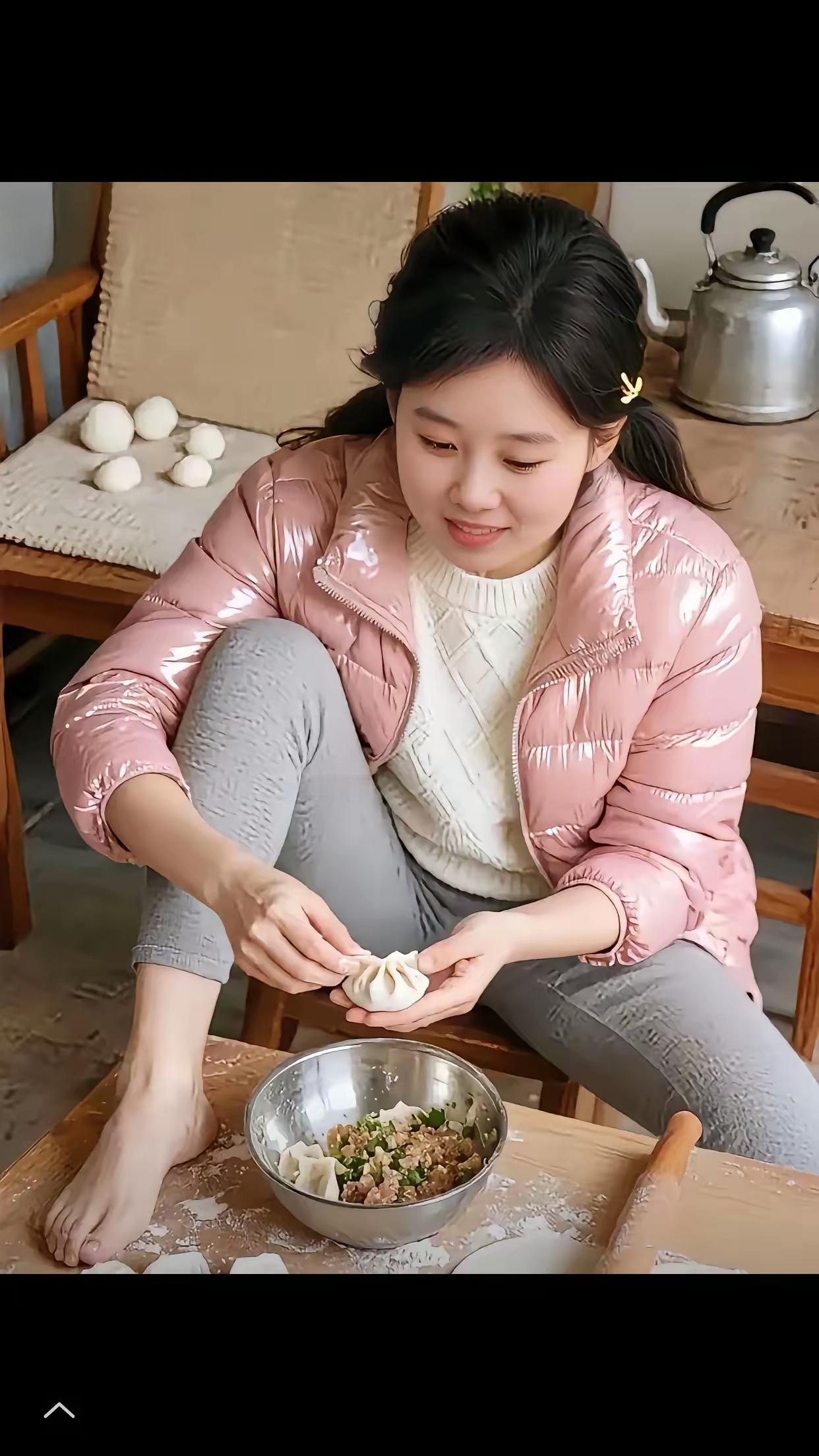 条件不一般，
美女做早餐。
水饺包些许，
日子美又甜。