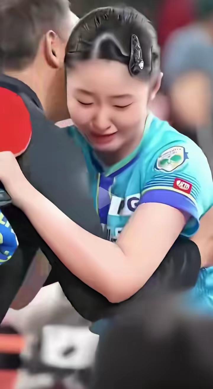 刚看完蒯曼惊心动魄的七局逆转，再刷到张本美和赛后拥抱父亲的画面，瞬间看得心里发酸