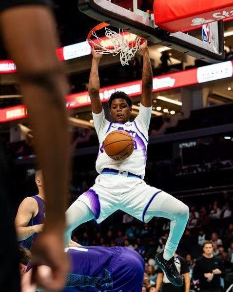 埃斯-贝利到底是水还是不水？
爵士队103-126惨负黄蜂，黄蜂队还是缺了三球和