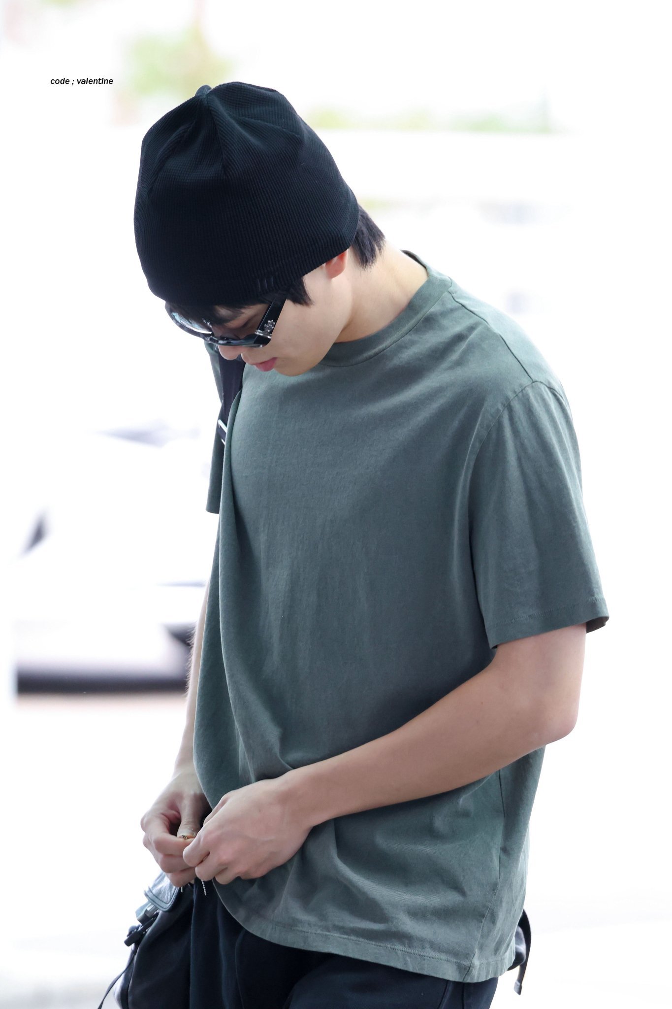 260813 ICN出发在裤子上挂了blingy的粉色飞机钥匙扣💖©Bliss