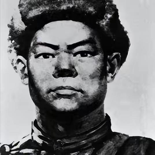 被黄继光用生命救下的战友，活下来的每一天，都是一场漫长的自我赎罪。
2015 年