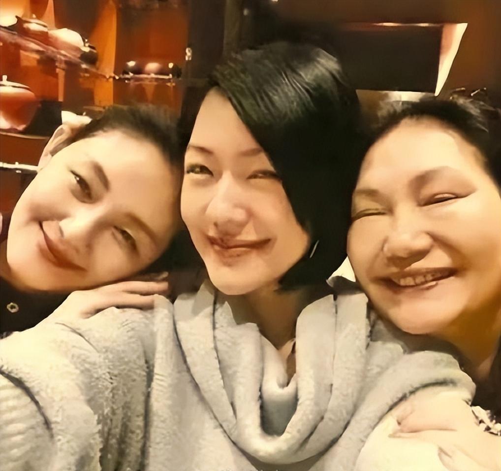 大S 妈妈7 0多岁的人了，有点小毛病很正常！
 
自己的宝贝女儿病那么重，不在