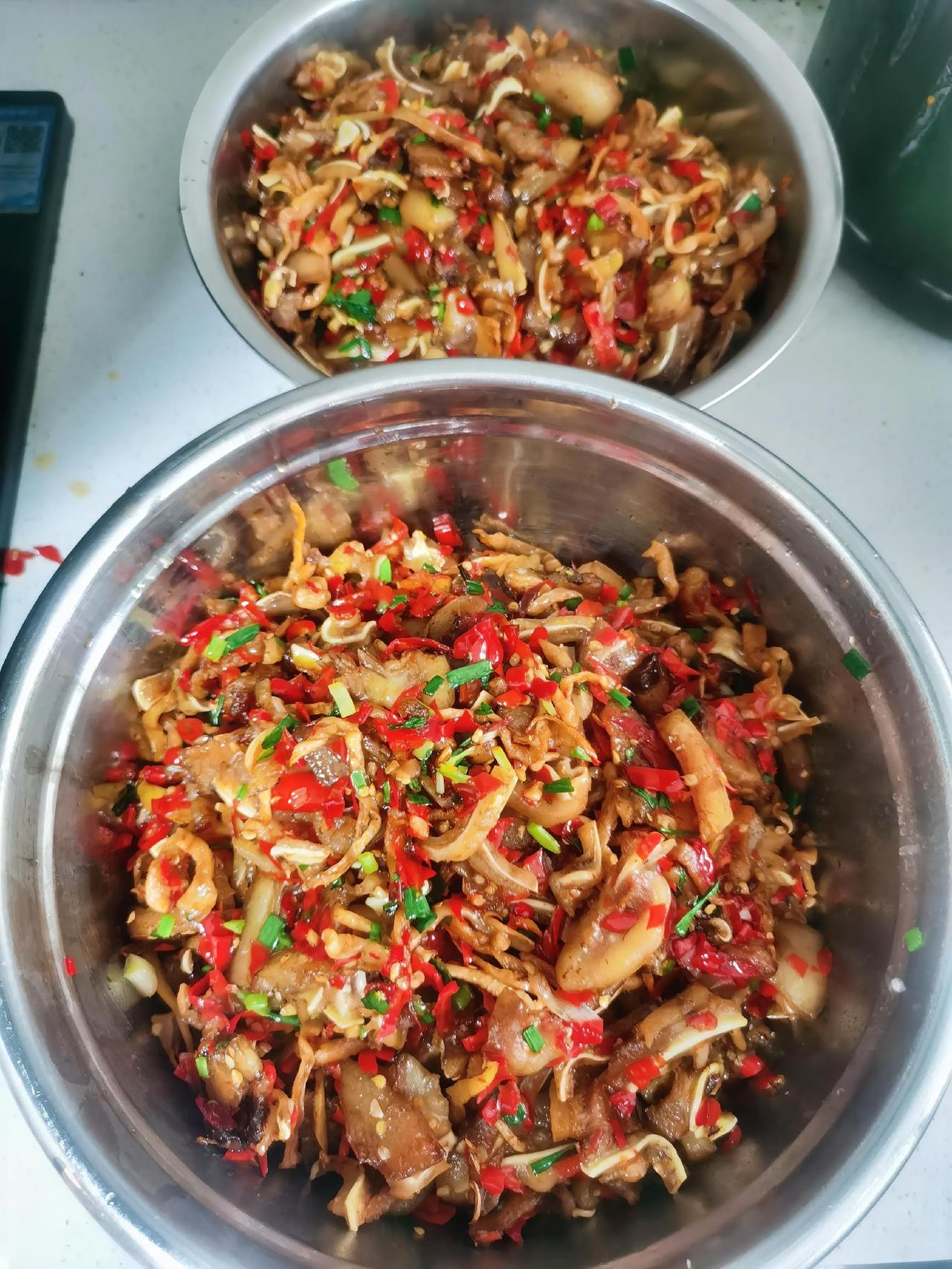 今日食堂家常菜谱：
萝卜干炒猪耳朵
麻婆豆腐
冬瓜汤。

窝在这个小小的世界里，
