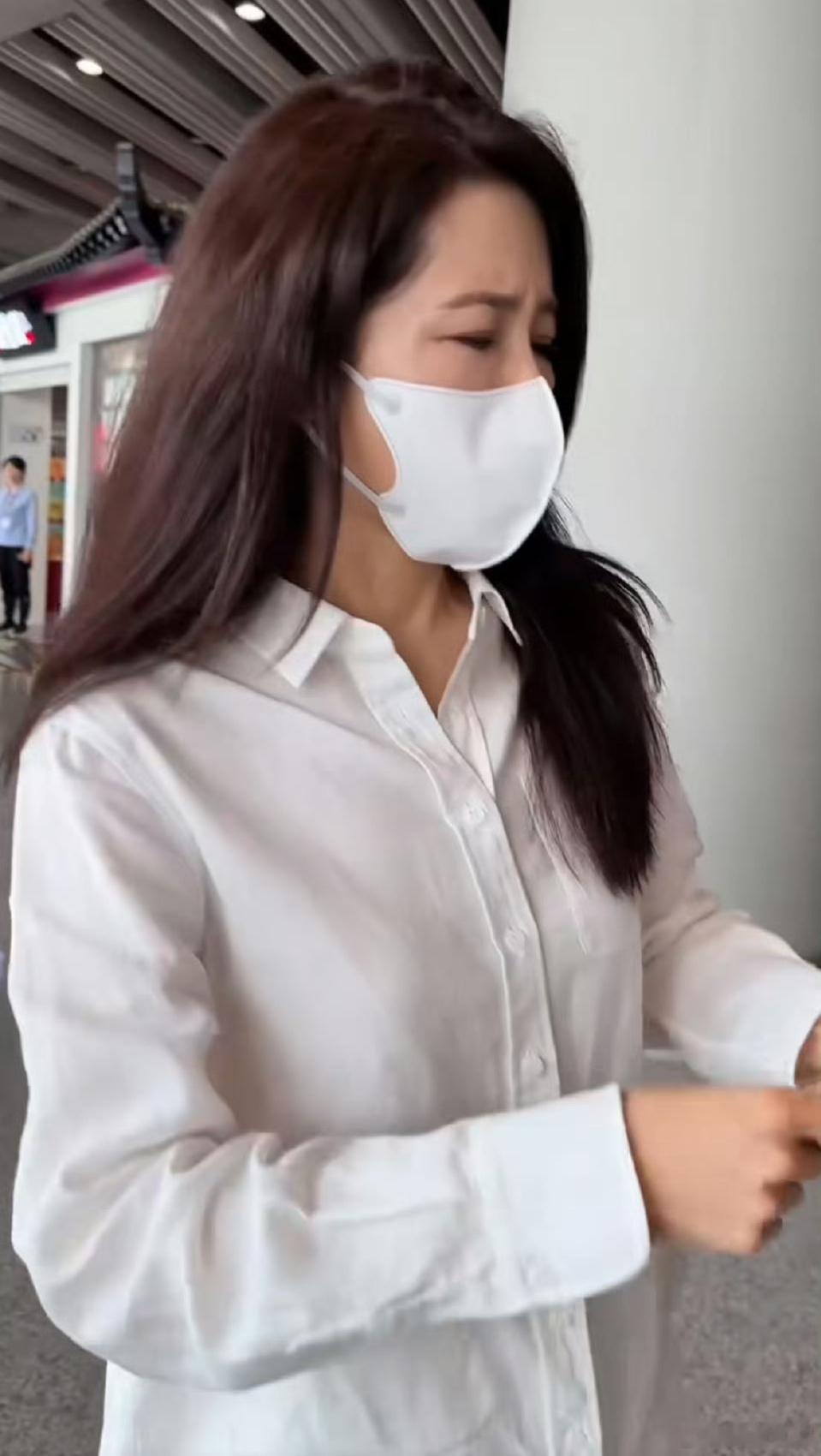 曾黎机场强忍眼泪，好好好，演技一绝呀真是，这谁看了你的心疼一波姐姐。[doge]