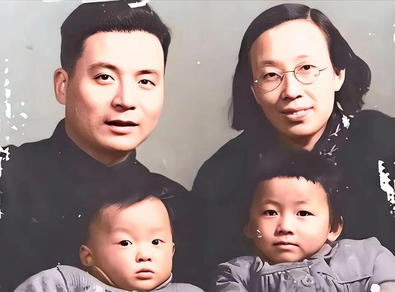 1979年冬，空投核弹的降落伞失灵，邓稼先穿上防护服就要往辐射区冲：“必须找到碎