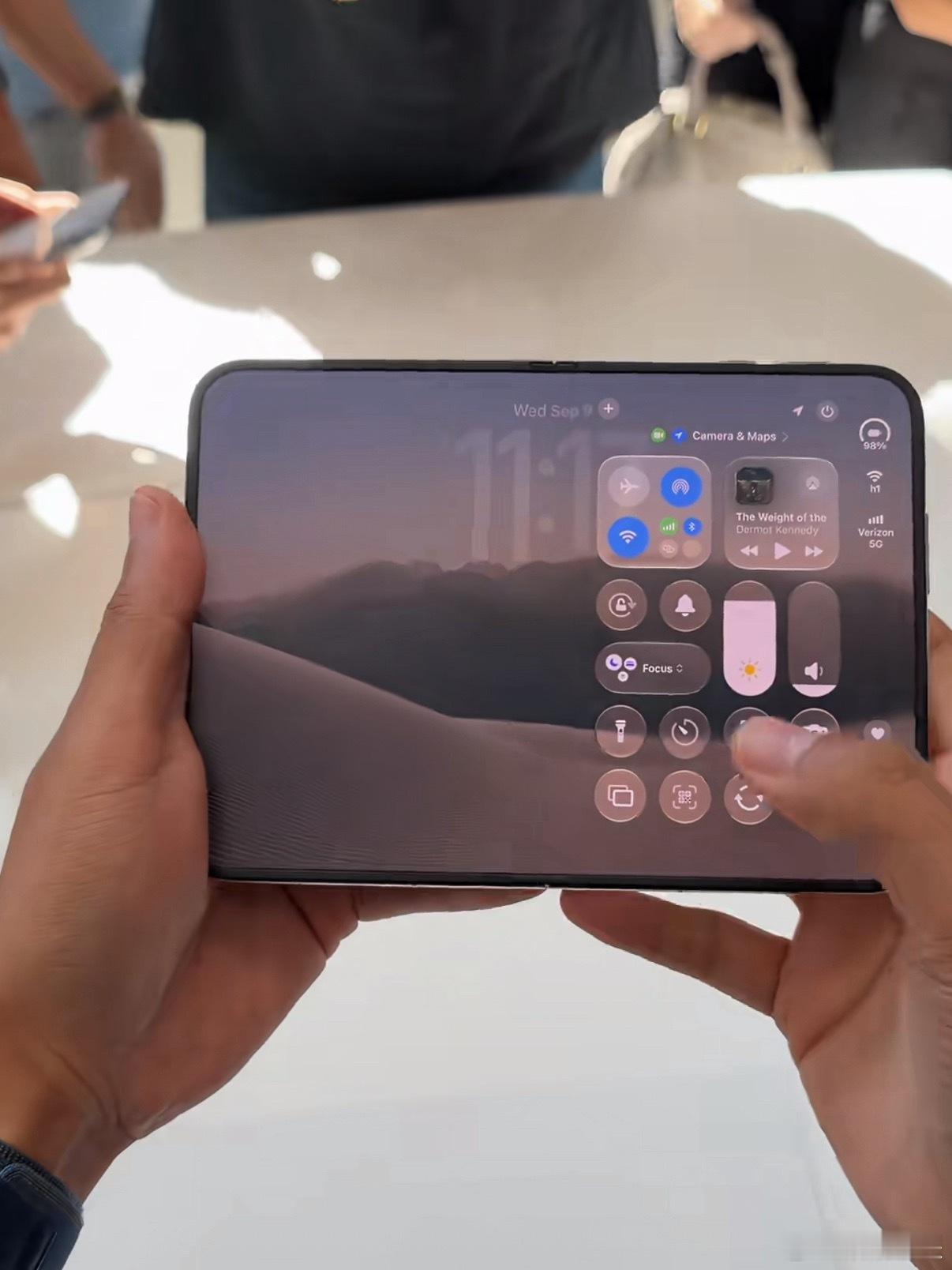 iPhoneDuo 折痕 说白了折叠屏没有折痕大概是不可能的，只能说尽力把折痕简