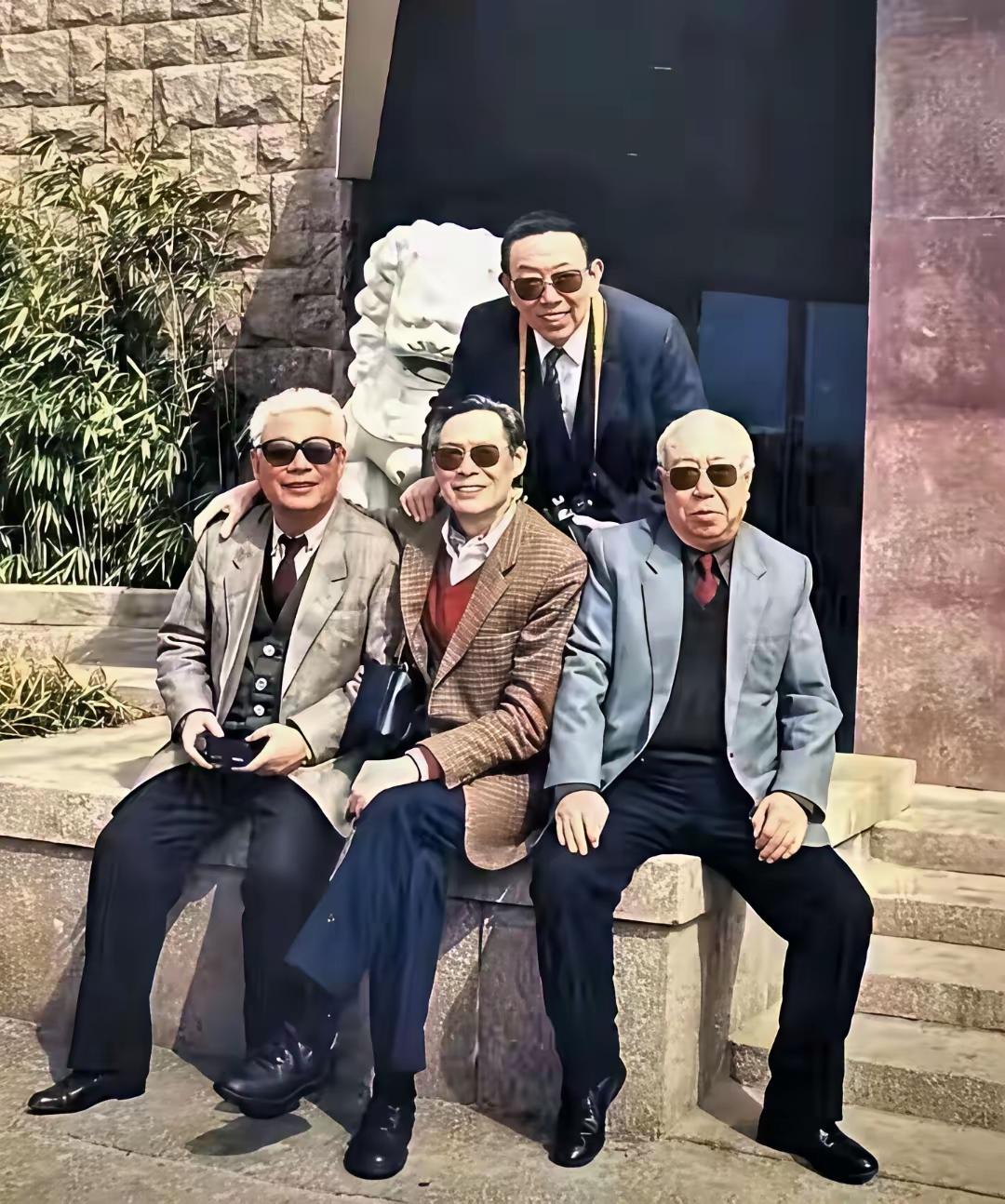 你们认识这四位爷爷吗？
认识的人最起码有60多岁的人
他们四位站在一起就像是兄弟