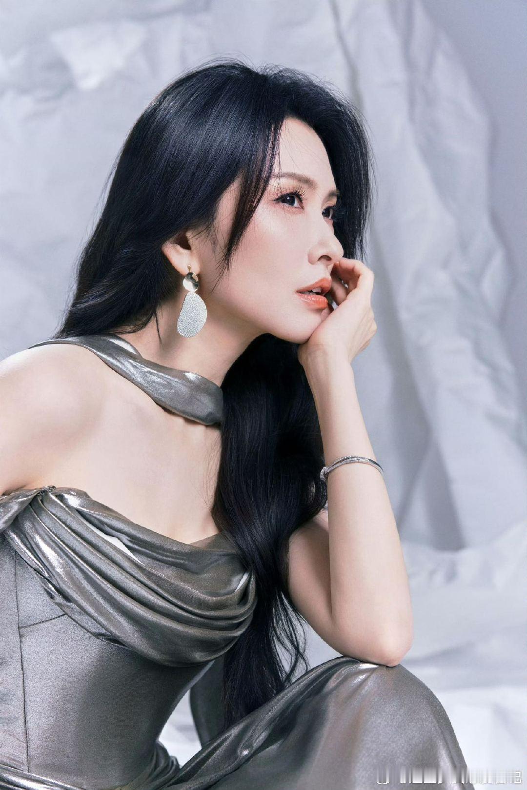 徐洁儿一首歌等了20年 徐洁儿一个人打七份工 跨越二十年的音乐终于奔赴听众✨徐洁